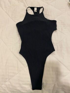 ALO yoga ribbed half court body suit

Color black

Size XXS